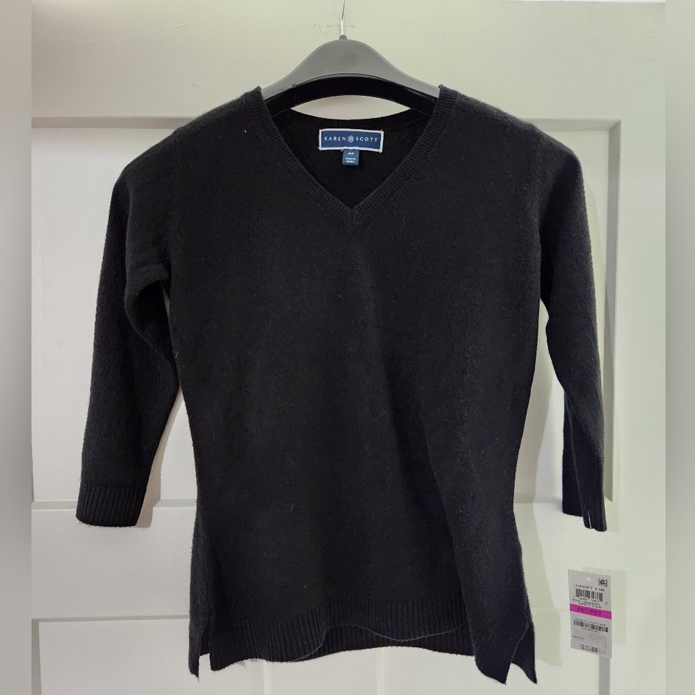 Karen Scott luxsoft v-neck size pp. Nwt